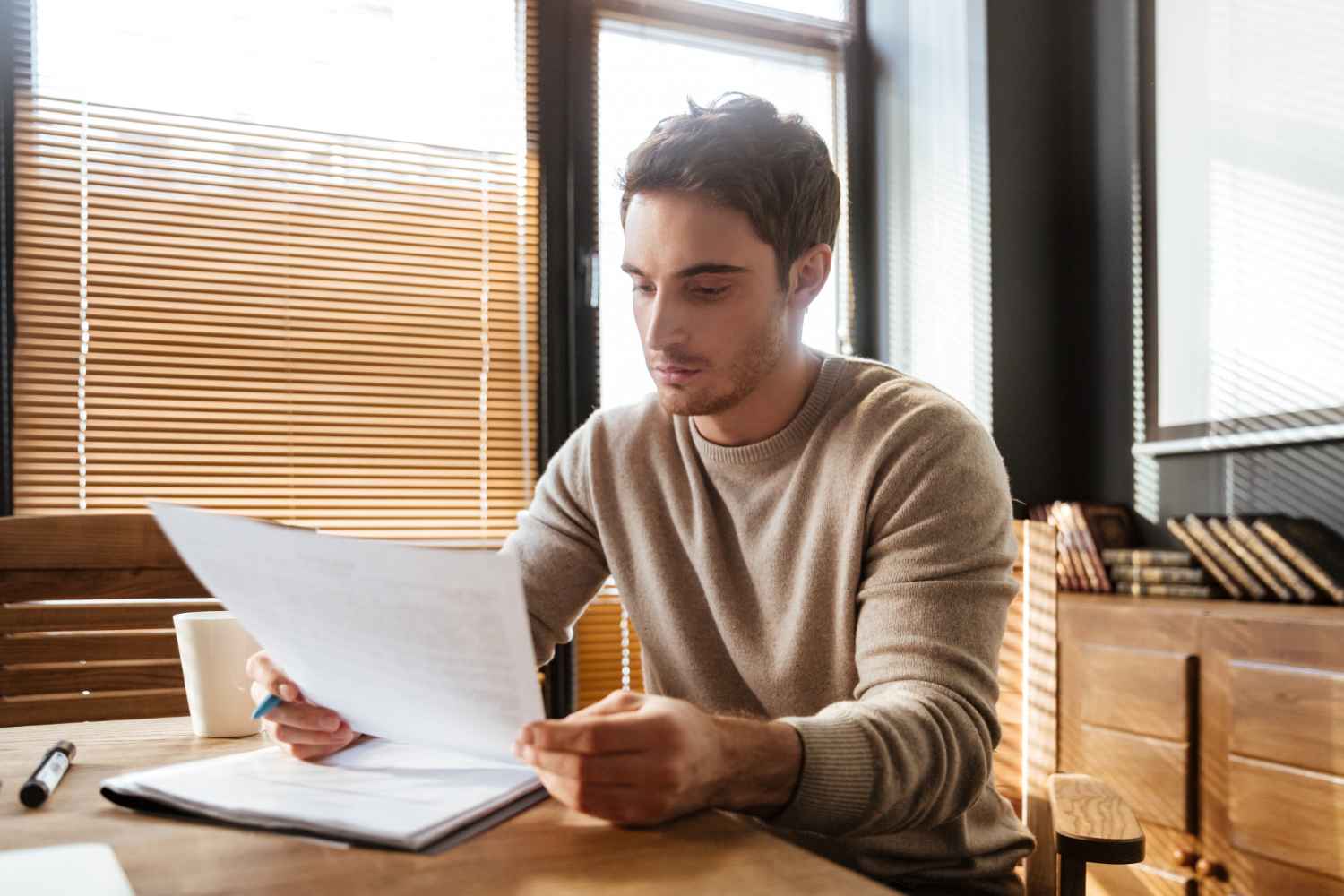 Buyer reviewing income documents for a Spanish mortgage application